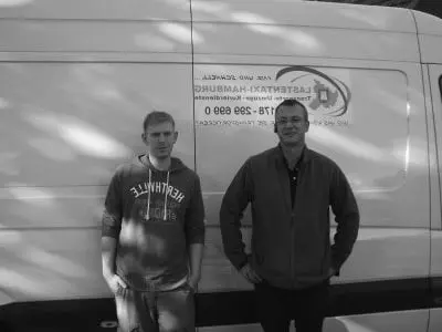 Helfer David (links)